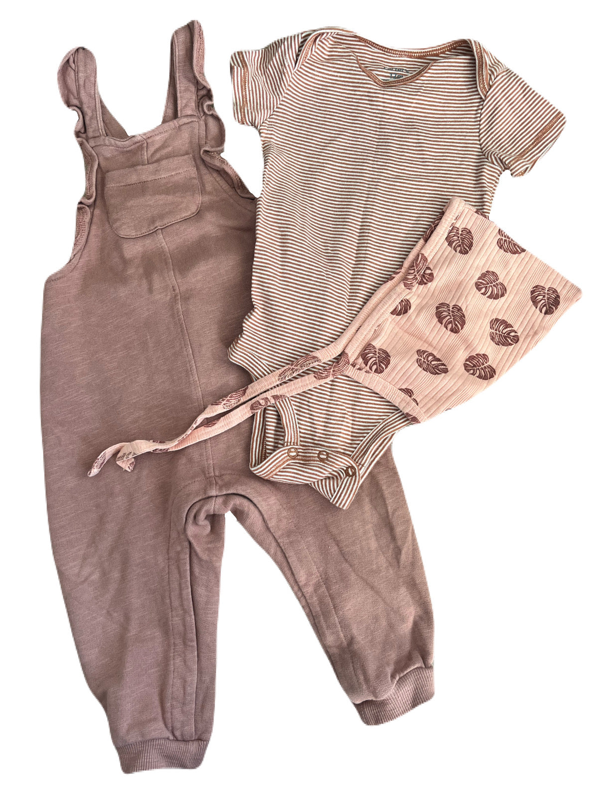 Kate Quinn Elf Hat, Carters Bodysuit, Newbies Overalls 6-12m