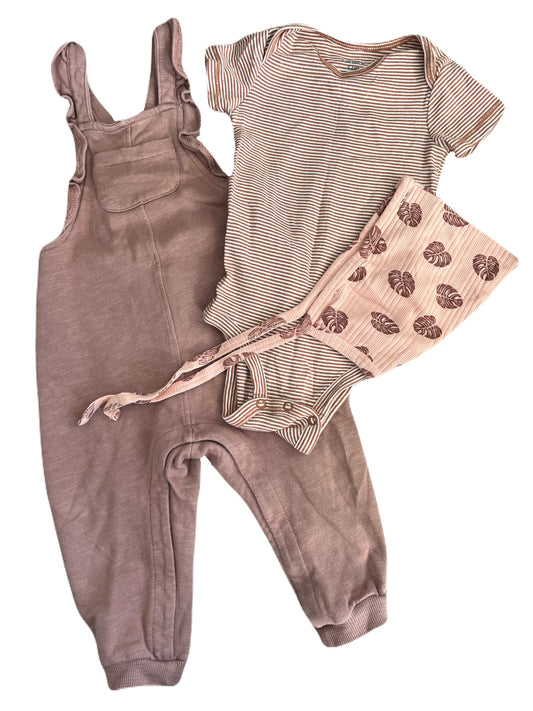 Kate Quinn Elf Hat, Carters Bodysuit, Newbies Overalls 6-12m